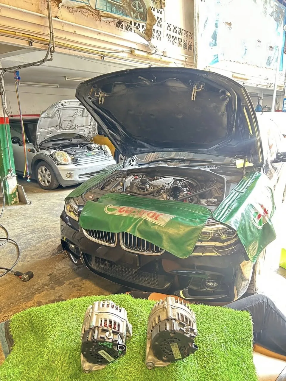 BMW F10 Series 5 เปลี่ยนไดชาร์จ (Alternator) คู่ใหม่ แก้ไขปัญหาระบบไฟแจ้งเตือน "Battery charge very low" โชว์ที่หน้าจอ