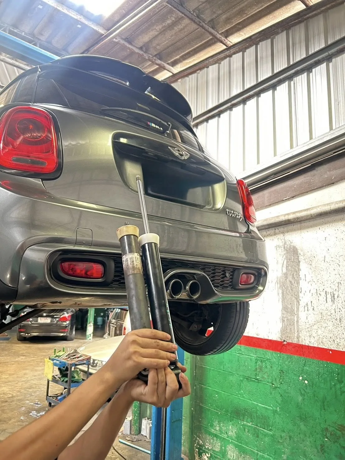 MINI Cooper S F56 เปลี่ยนโช๊คอัพและชุดยางกันกระแทก แก้ไขปัญหาระบบช่วงล่างมีเสียงดังและเสื่อมสภาพ